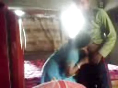 نوعمر مشت سکس خوب از کون زنی کرتا ہے اس کا چھیننا